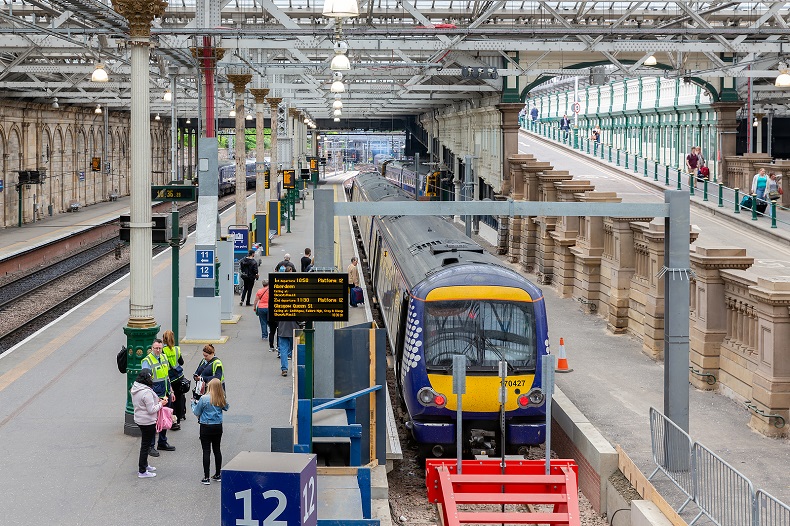 Bahnhof Edinburgh - © Stockfoto-ID: 272908489 Copyright: kruwt