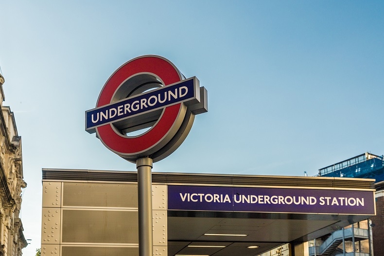London Metro - Victoria Station - Stockfoto-ID: 255084961 Copyright: chrisimages